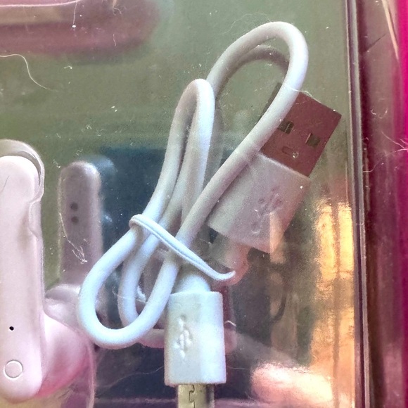 π§π Isaac Mizrahi Pink Wireless Earbuds β Chic Sound on the Go! ππ§ - Picture 13 of 16